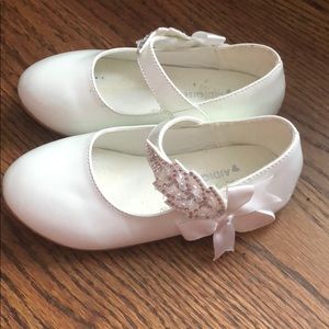 Flat white patent leather with Velcro sparkle bow